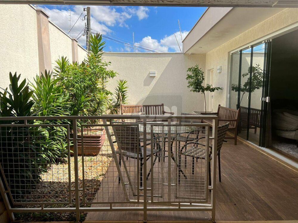 Casa à venda com 3 quartos, 338m² - Foto 2
