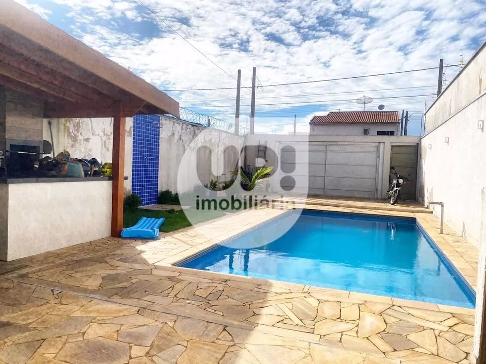 Casa à venda com 2 quartos, 200m² - Foto 2