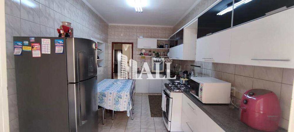 Casa à venda com 3 quartos, 227m² - Foto 1