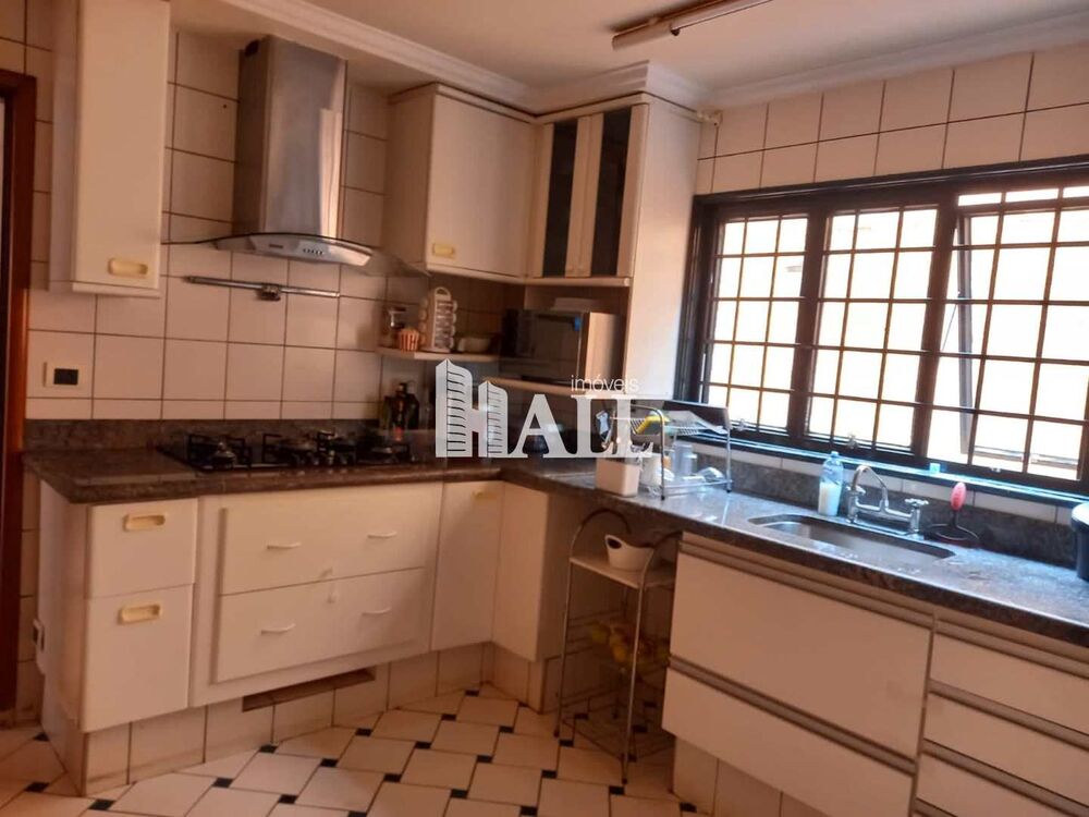 Casa à venda com 4 quartos, 273m² - Foto 1