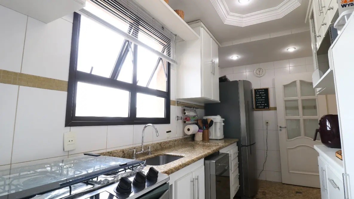 Apartamento à venda com 3 quartos, 128m² - Foto 2