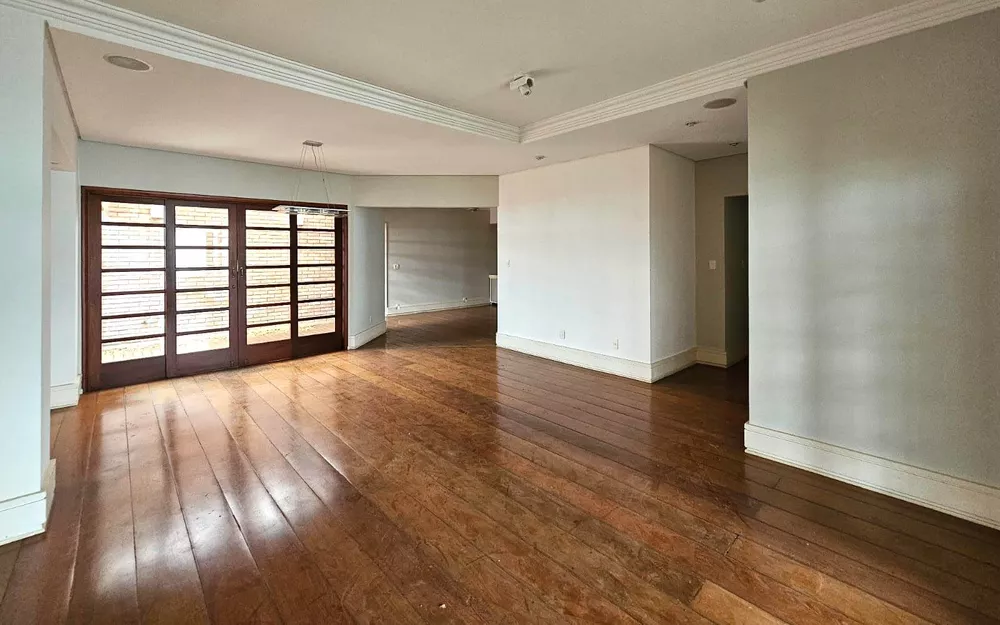 Casa de Condomínio para alugar com 3 quartos, 540m² - Foto 2