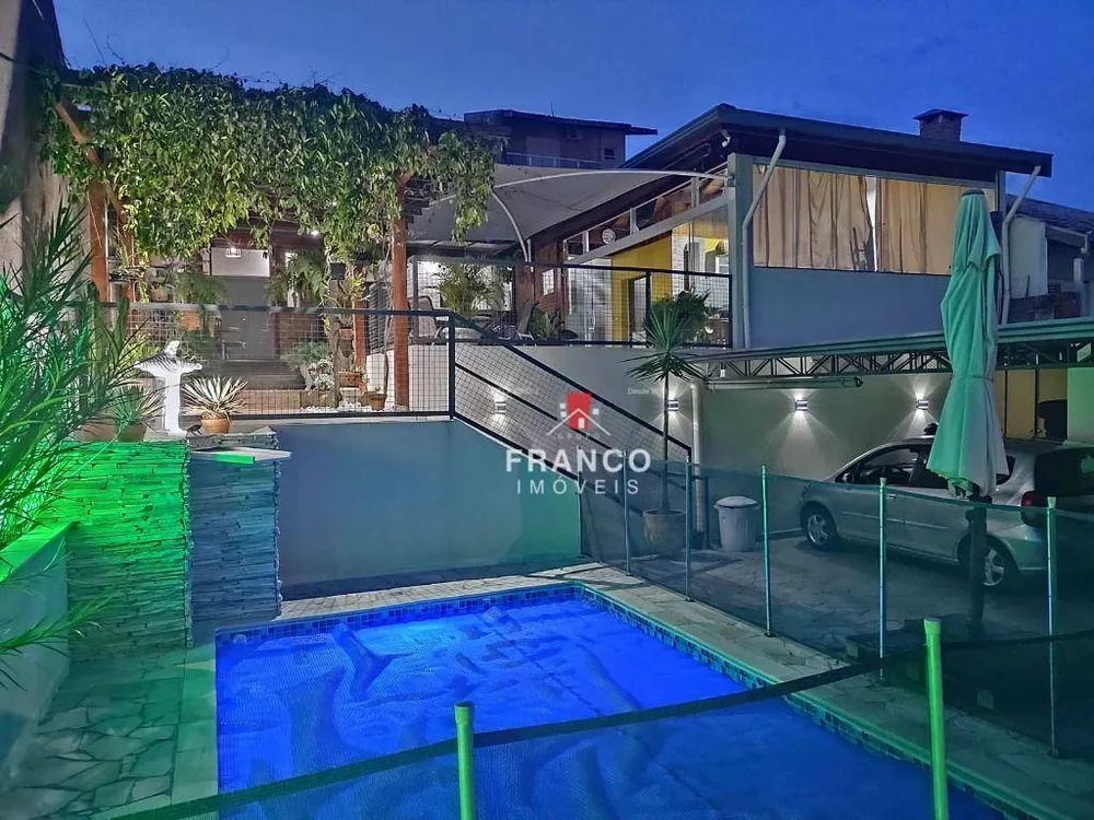Casa, 3 quartos, 210 m² - Foto 1