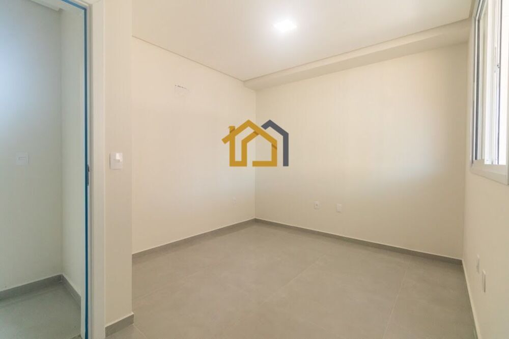 Casa à venda com 4 quartos, 228m² - Foto 1