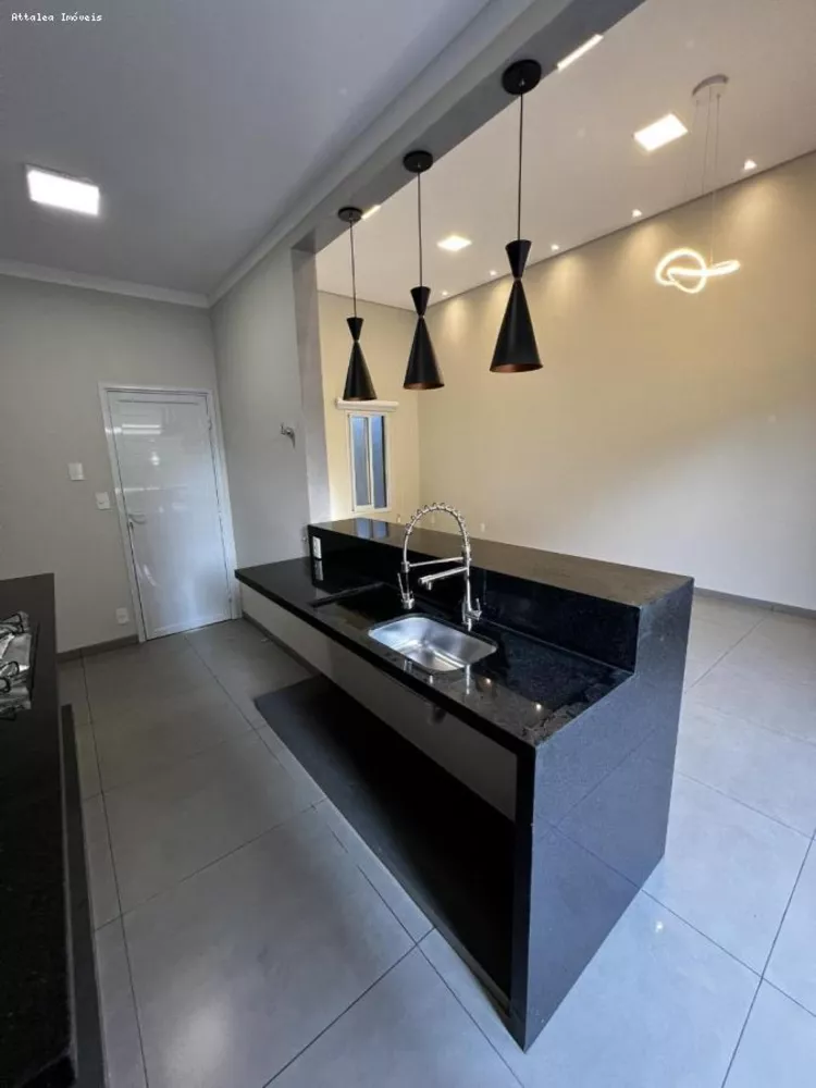 Casa à venda com 3 quartos, 292m² - Foto 1