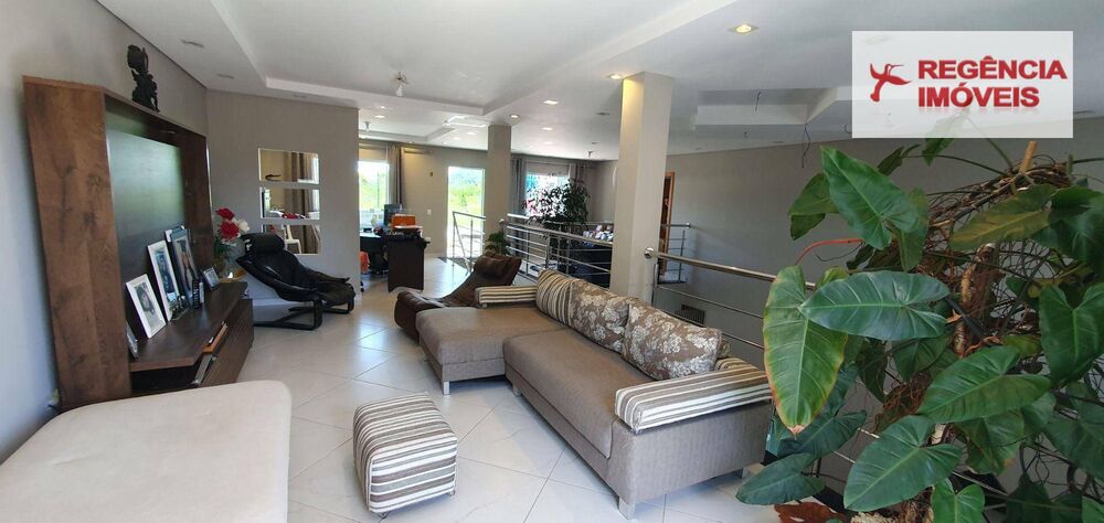 Casa à venda e aluguel com 3 quartos, 350m² - Foto 1