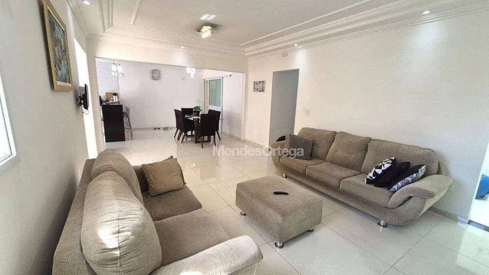 Casa, 3 quartos, 240 m² - Foto 2