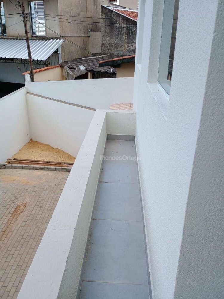 Casa à venda com 2 quartos, 70m² - Foto 2