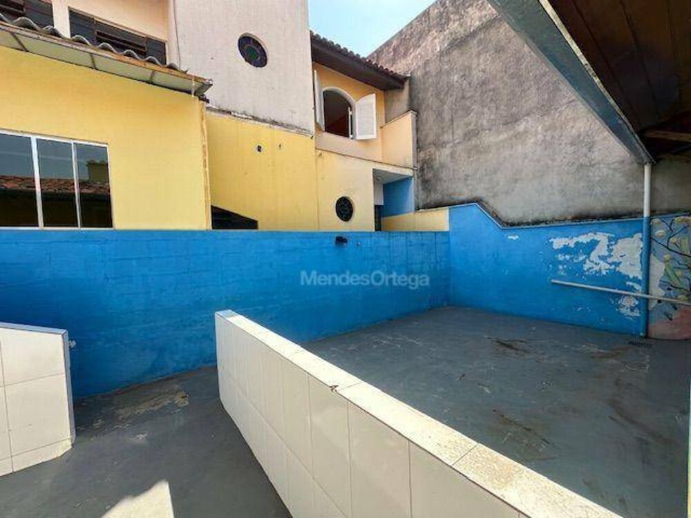 Casa à venda com 3 quartos, 190m² - Foto 1