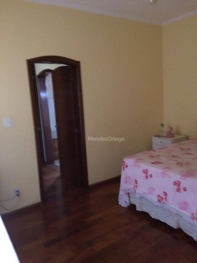 Casa à venda com 4 quartos, 209m² - Foto 2