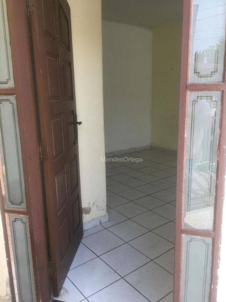 Casa à venda com 2 quartos, 216m² - Foto 2