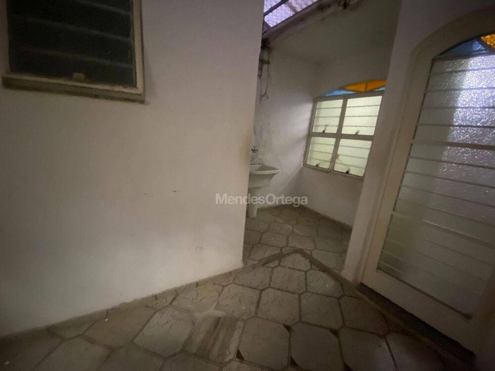 Casa à venda com 4 quartos, 211m² - Foto 2
