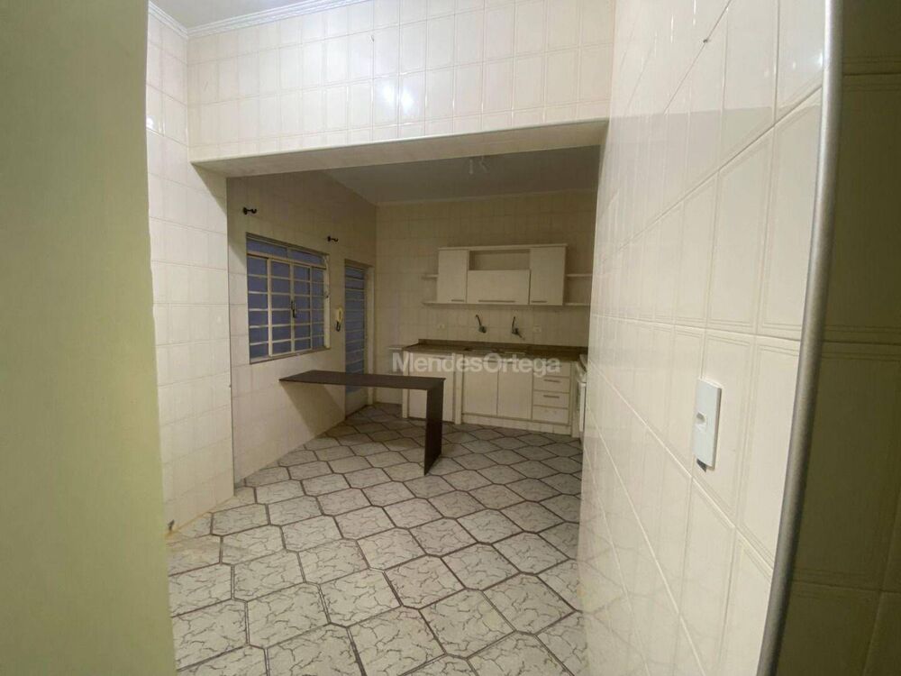 Casa à venda com 4 quartos, 211m² - Foto 1