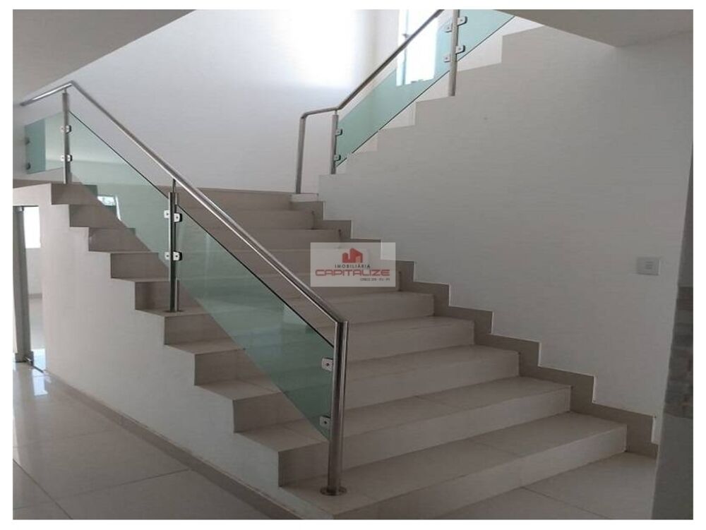 Casa à venda com 3 quartos, 200m² - Foto 1