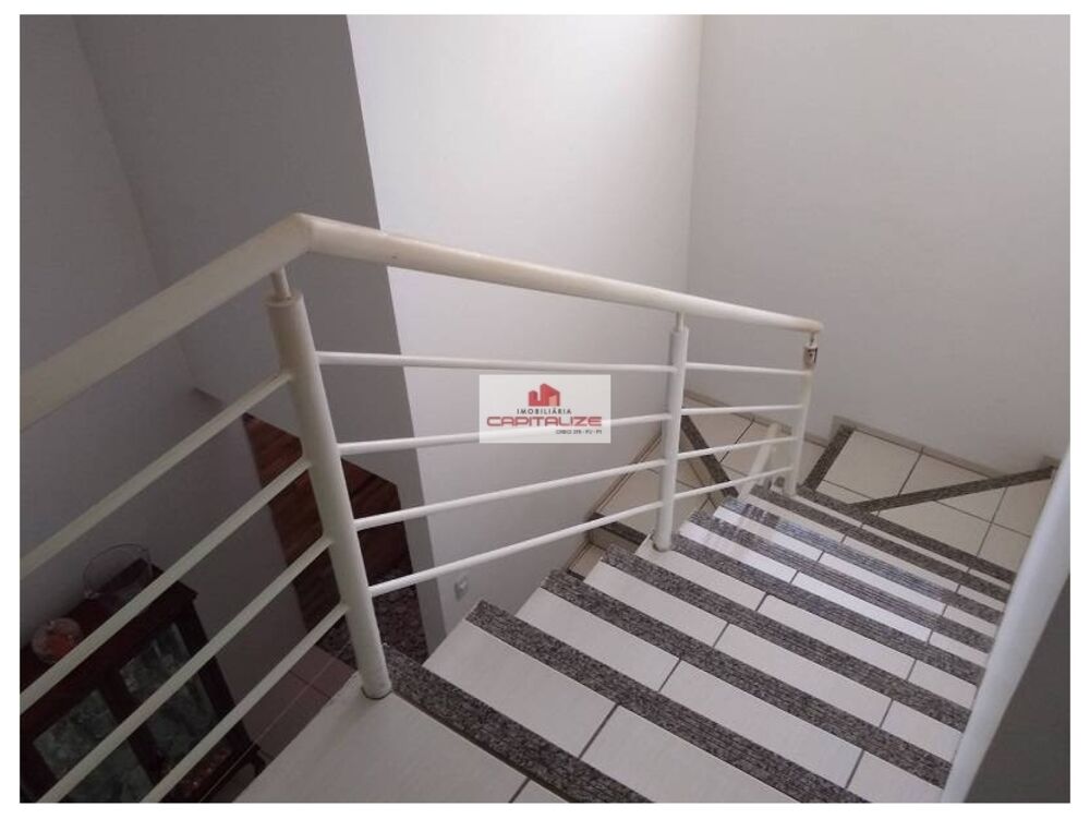 Casa à venda com 4 quartos, 160m² - Foto 2