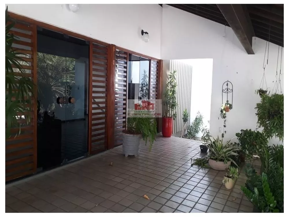 Casa à venda com 5 quartos, 1500m² - Foto 1