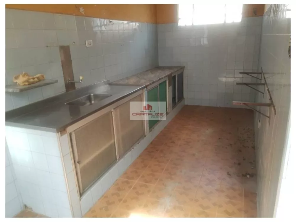 Casa à venda com 8 quartos, 320m² - Foto 2