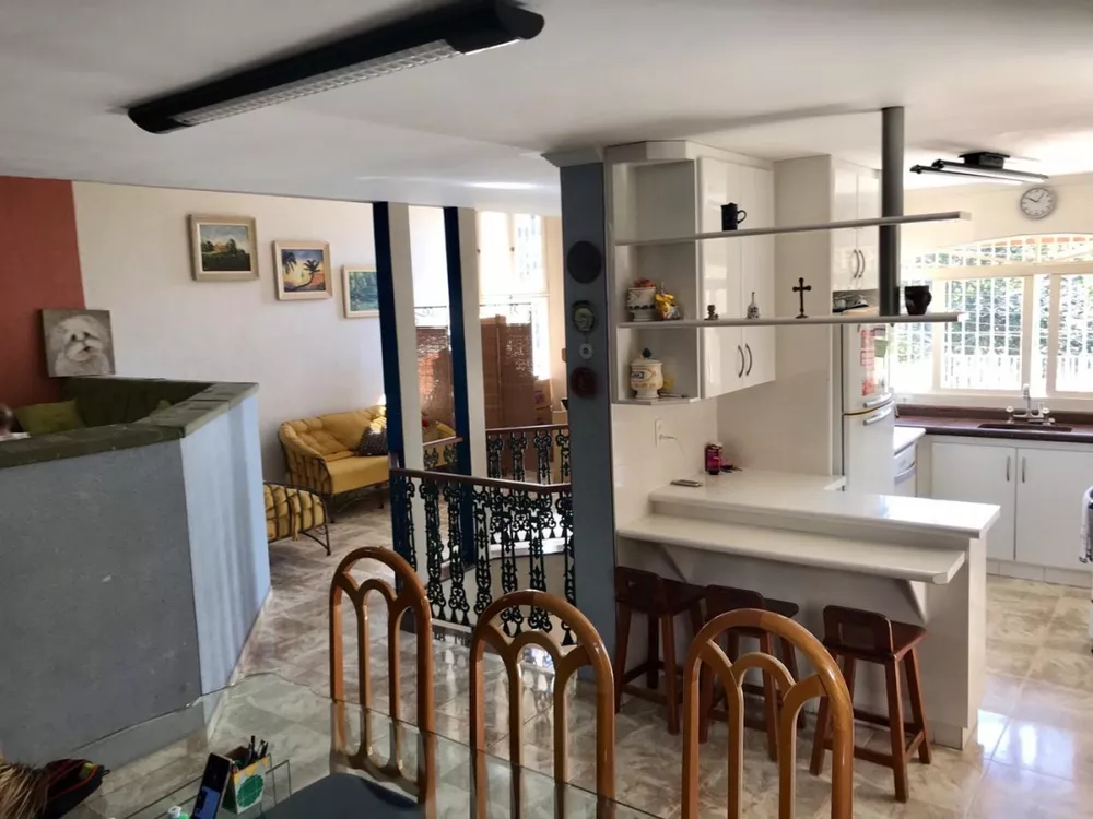 Casa à venda e aluguel com 3 quartos, 250m² - Foto 1