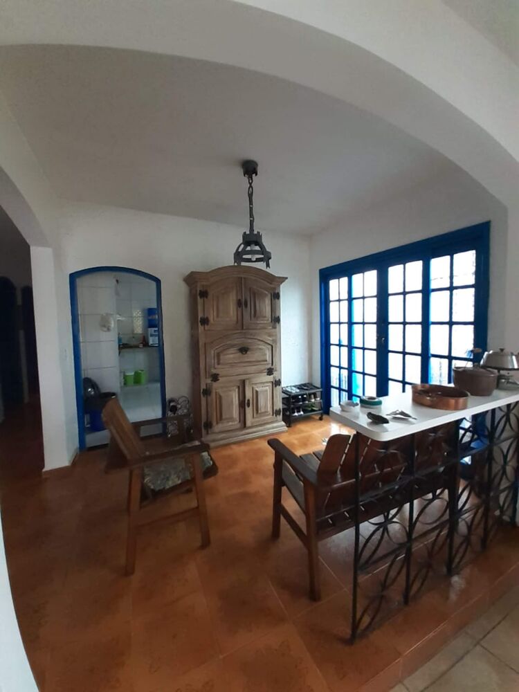 Casa à venda com 4 quartos, 240m² - Foto 1