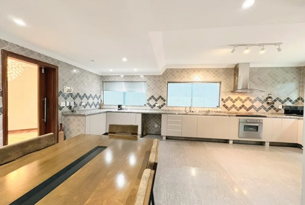 Sobrado, 3 quartos, 298 m² - Foto 1