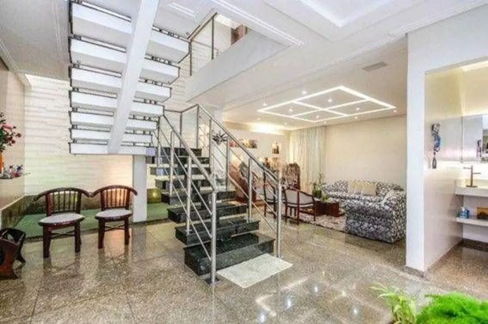 Sobrado à venda com 4 quartos, 380m² - Foto 1