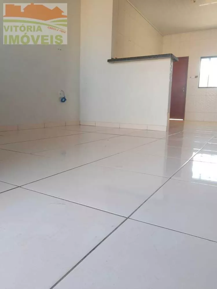 Casa à venda com 3 quartos, 70m² - Foto 2