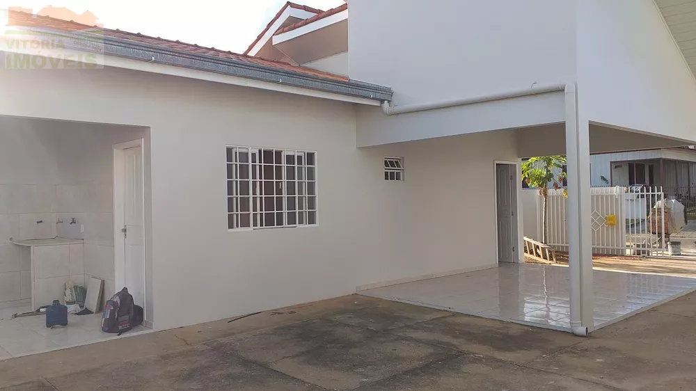 Casa à venda com 3 quartos, 100m² - Foto 1