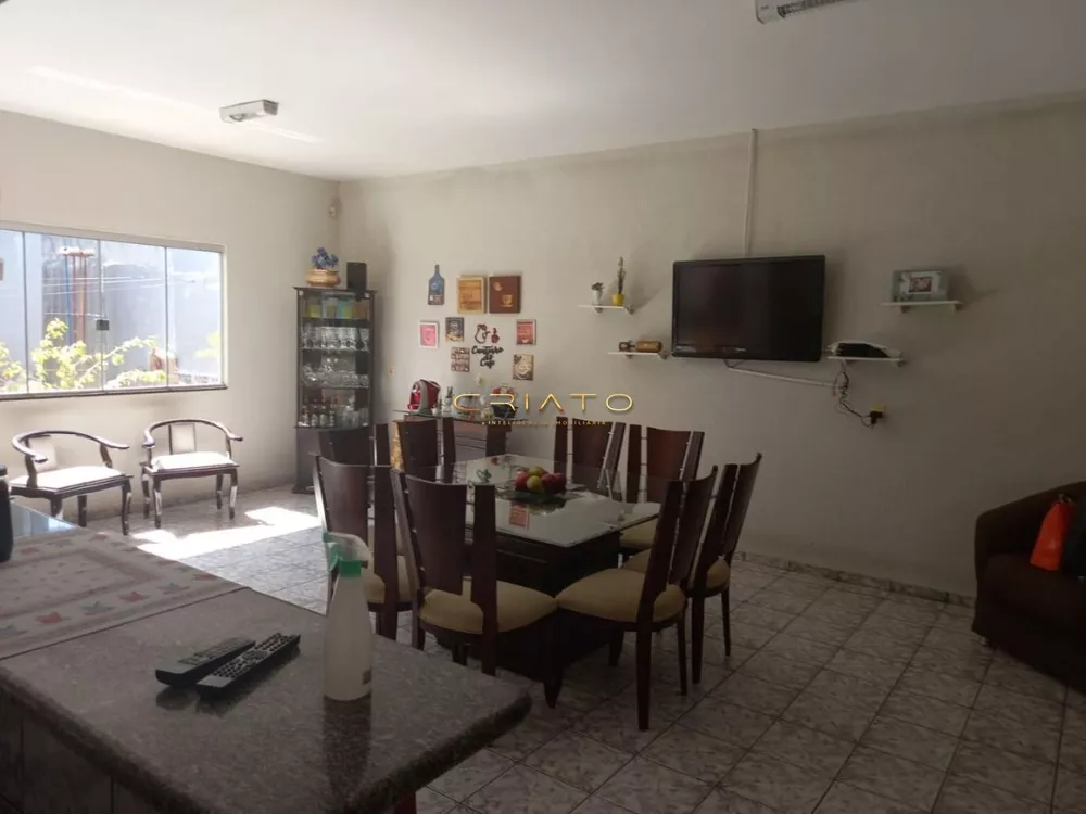 Casa à venda com 3 quartos, 250m² - Foto 3