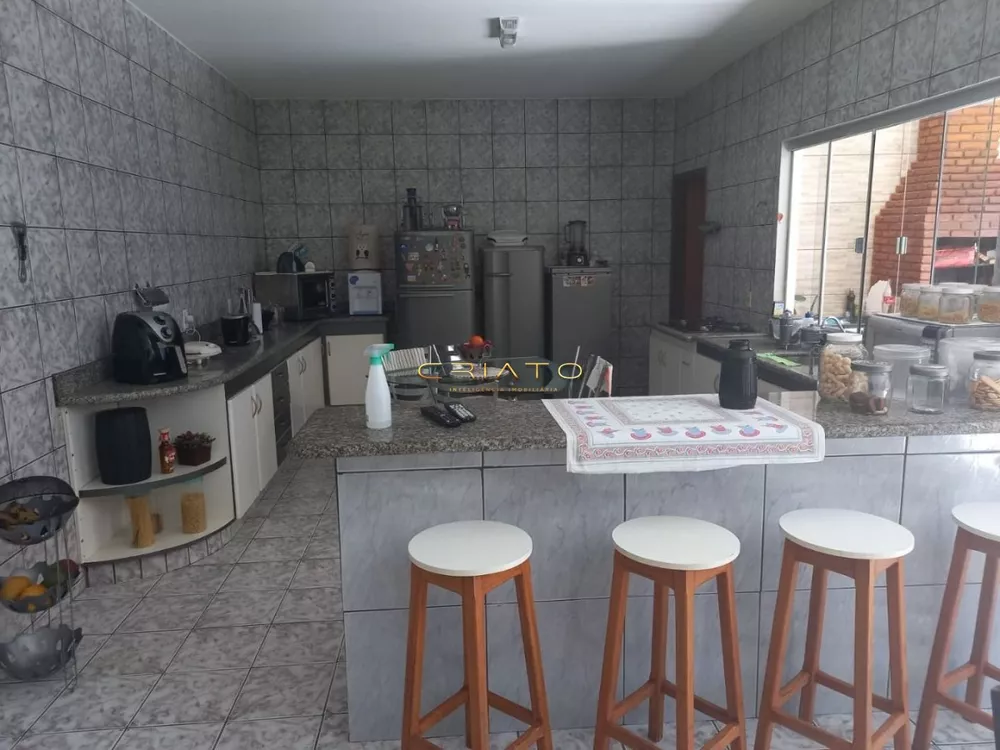 Casa à venda com 3 quartos, 250m² - Foto 1