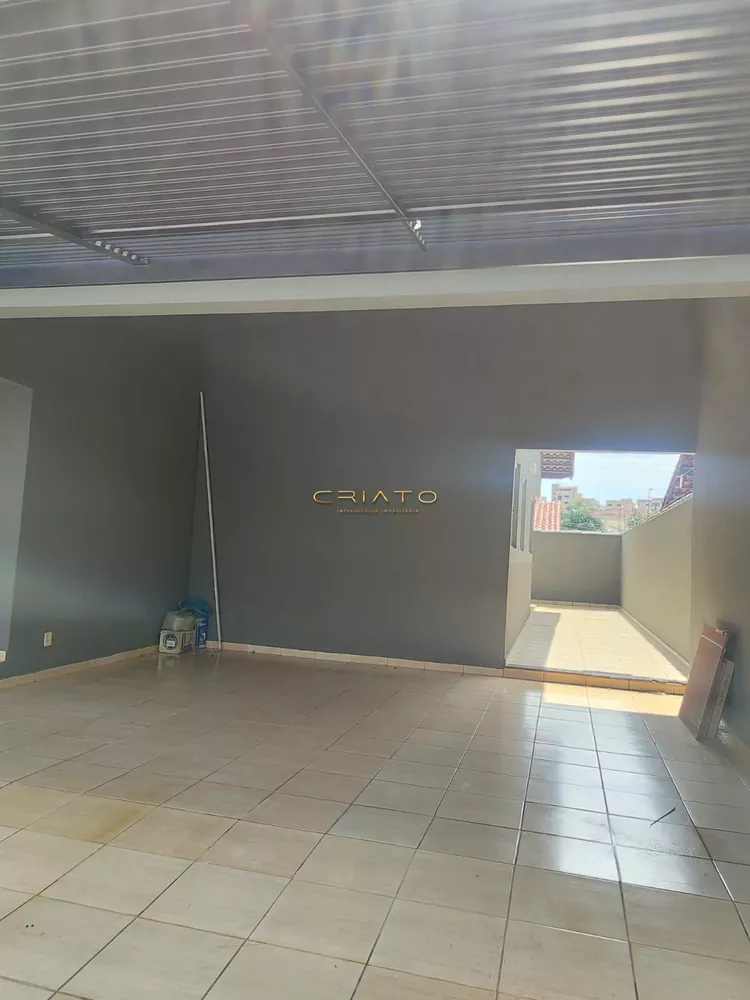 Casa à venda com 3 quartos, 100m² - Foto 1