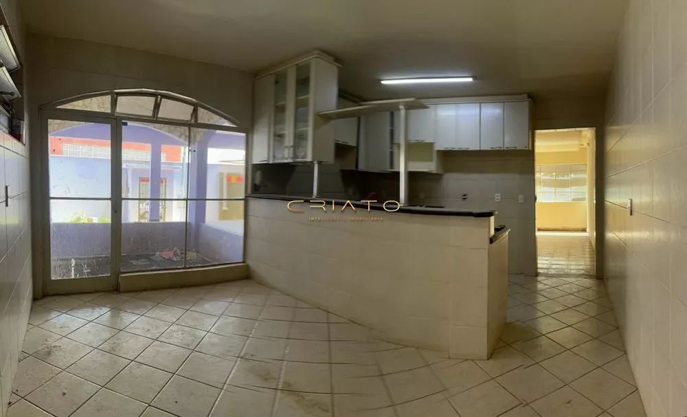 Casa à venda com 6 quartos, 290m² - Foto 2