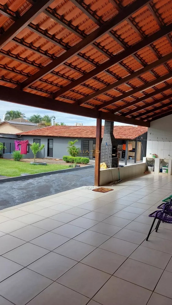 Casa à venda com 3 quartos, 900m² - Foto 2