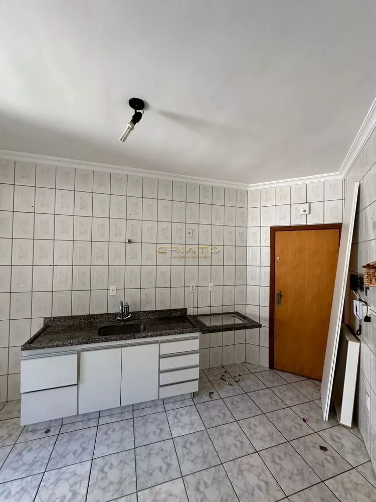 Apartamento à venda com 3 quartos, 77m² - Foto 2