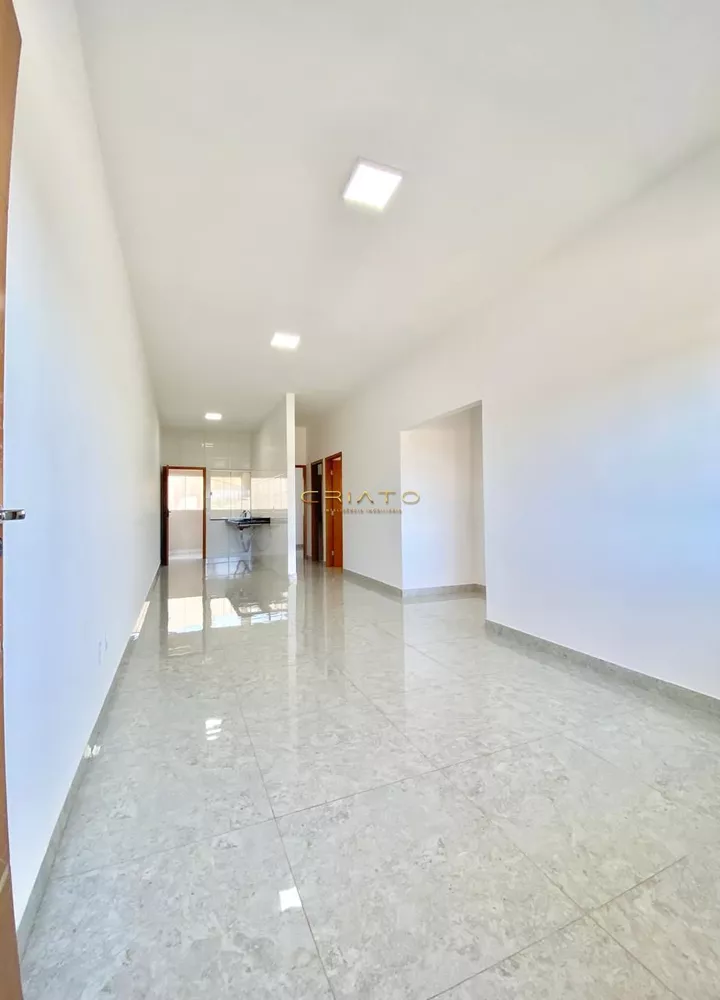 Casa à venda com 3 quartos, 81m² - Foto 1