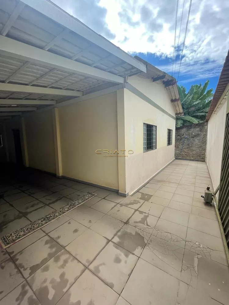 Casa à venda com 3 quartos, 194m² - Foto 1