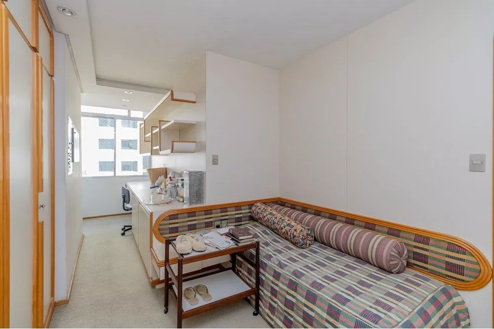 Apartamento à venda com 4 quartos, 238m² - Foto 2