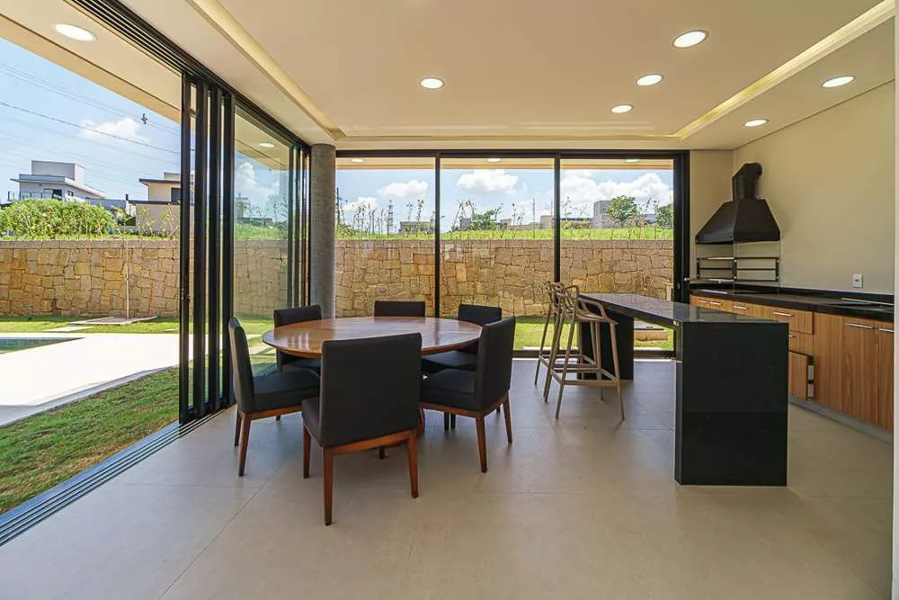 Casa de Condomínio à venda com 4 quartos, 331m² - Foto 2