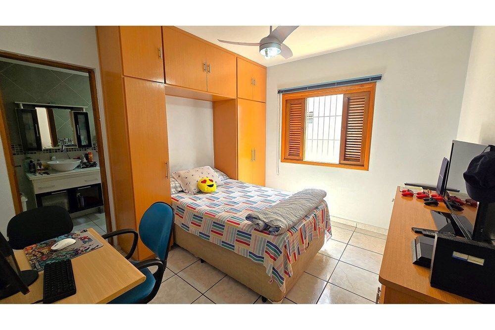 Casa de Condomínio à venda com 4 quartos, 210m² - Foto 1
