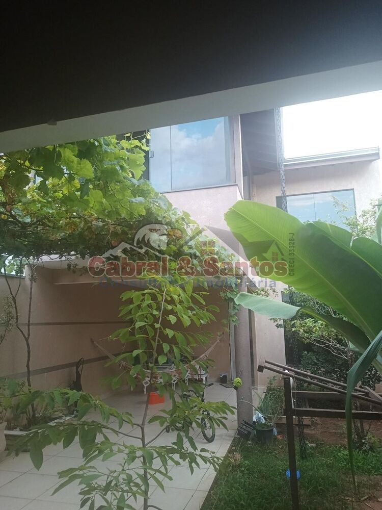 Casa à venda com 3 quartos, 269m² - Foto 1