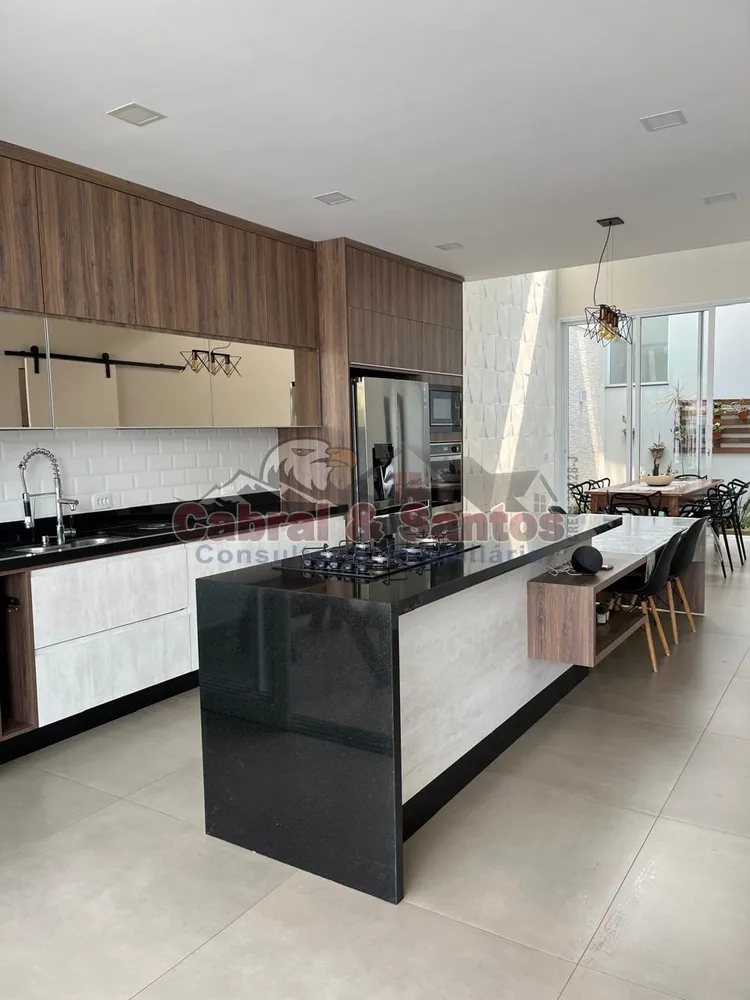 Casa, 3 quartos, 242 m² - Foto 3