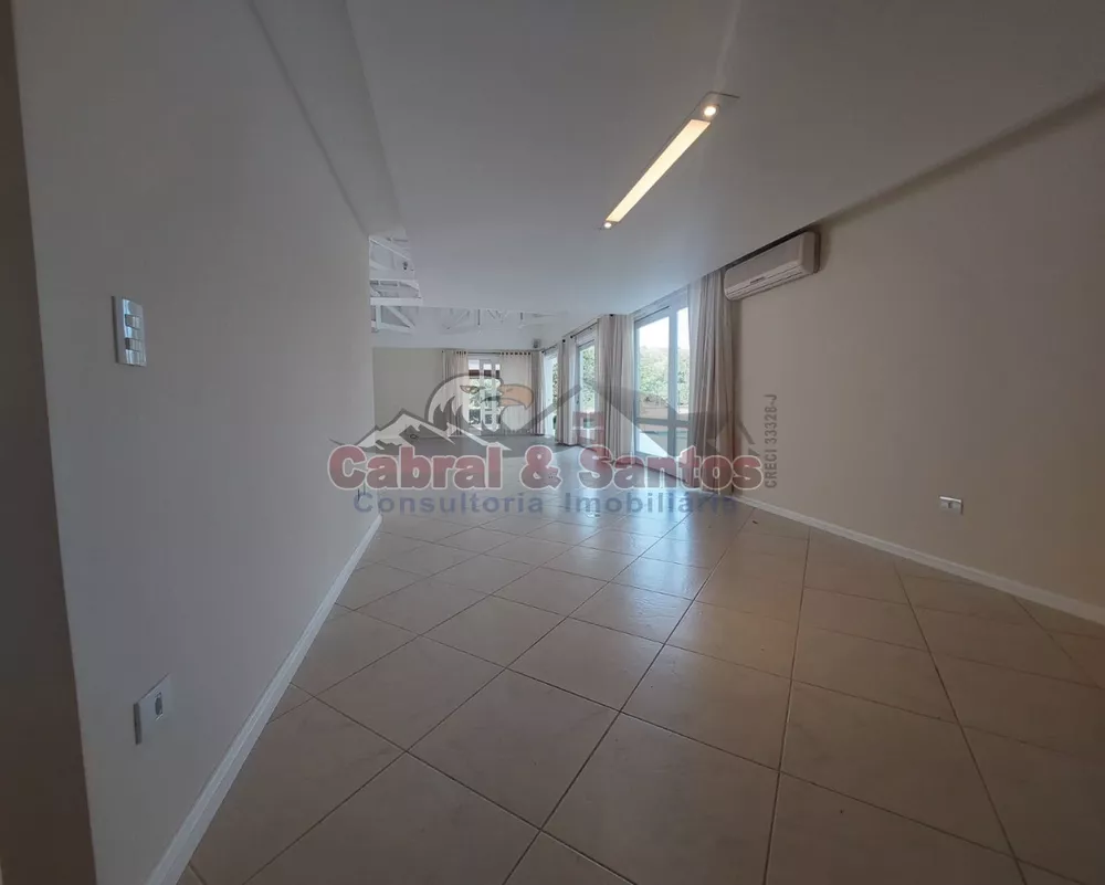 Casa para alugar com 5 quartos, 500m² - Foto 2