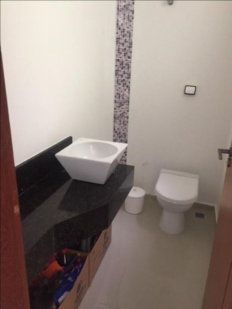 Casa à venda com 3 quartos, 200m² - Foto 1