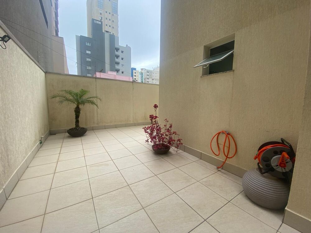 Apartamento à venda com 3 quartos, 240m² - Foto 2