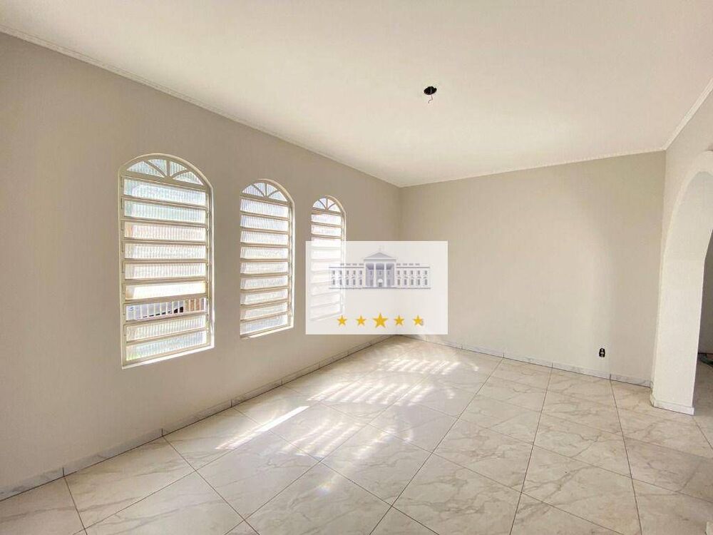 Casa à venda com 3 quartos, 200m² - Foto 1