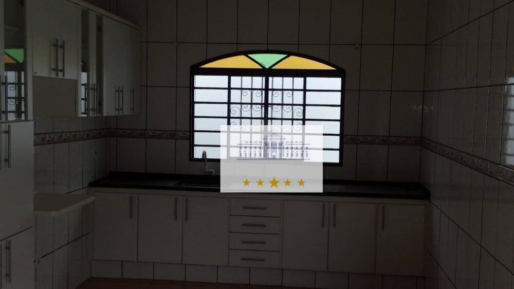 Casa à venda com 3 quartos, 230m² - Foto 1