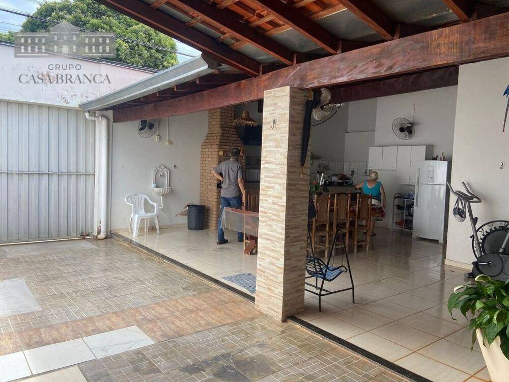 Casa, 3 quartos, 204 m² - Foto 2
