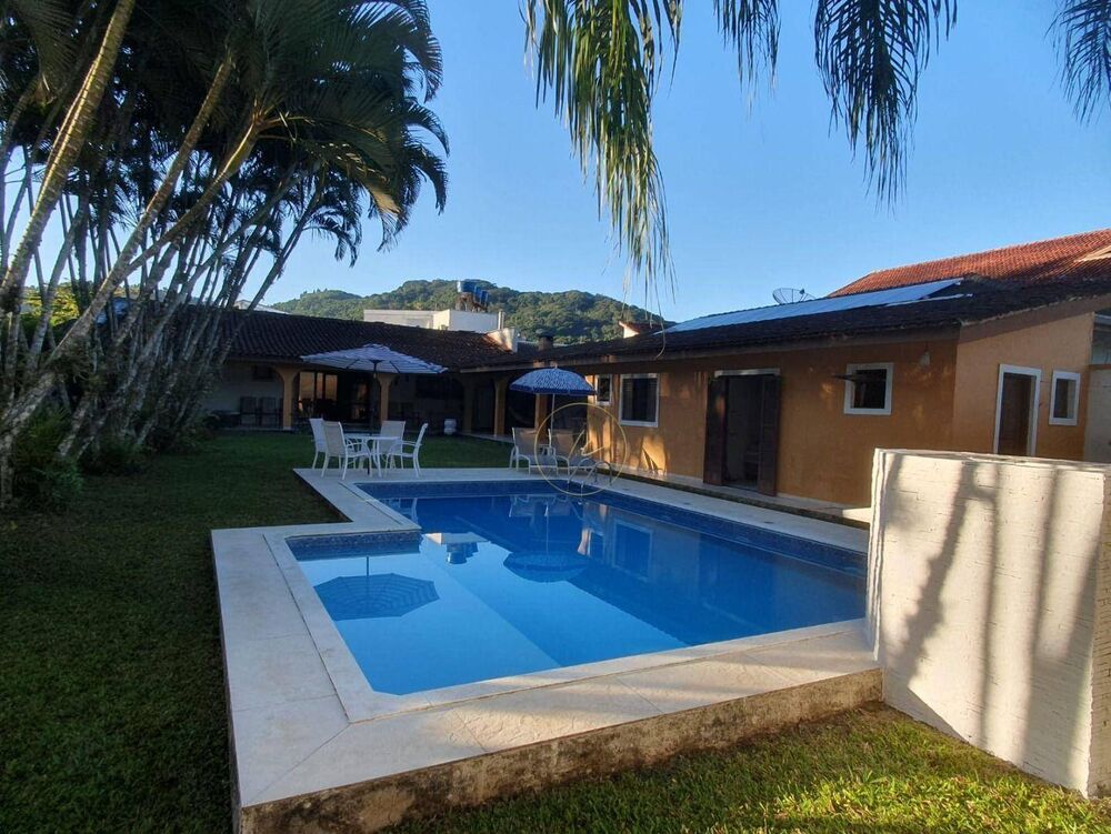 Casa, 5 quartos, 230 m² - Foto 1