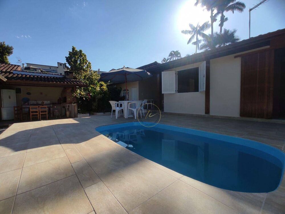 Casa, 6 quartos, 200 m² - Foto 1