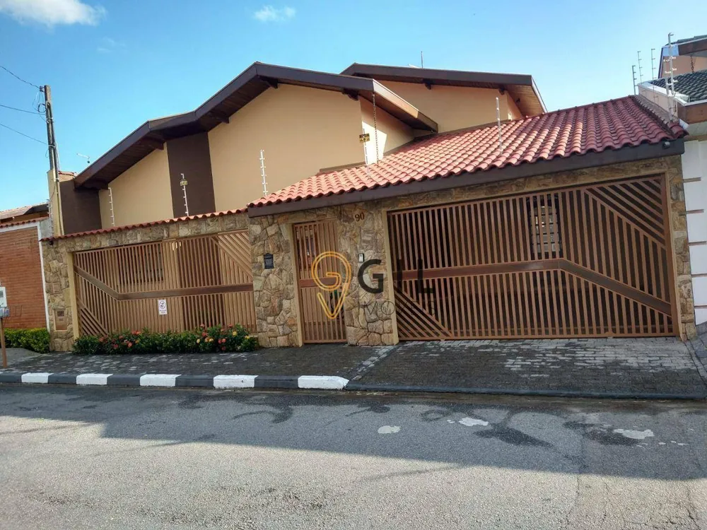 Casa, 3 quartos, 211 m² - Foto 1