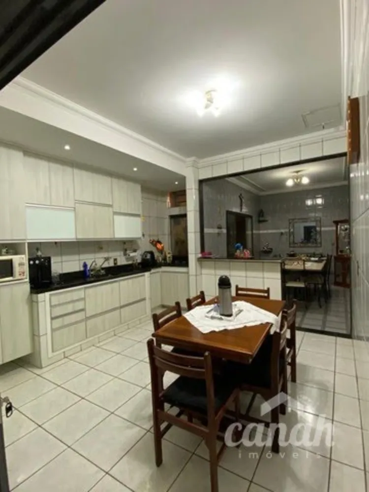 Casa, 4 quartos, 232 m² - Foto 1